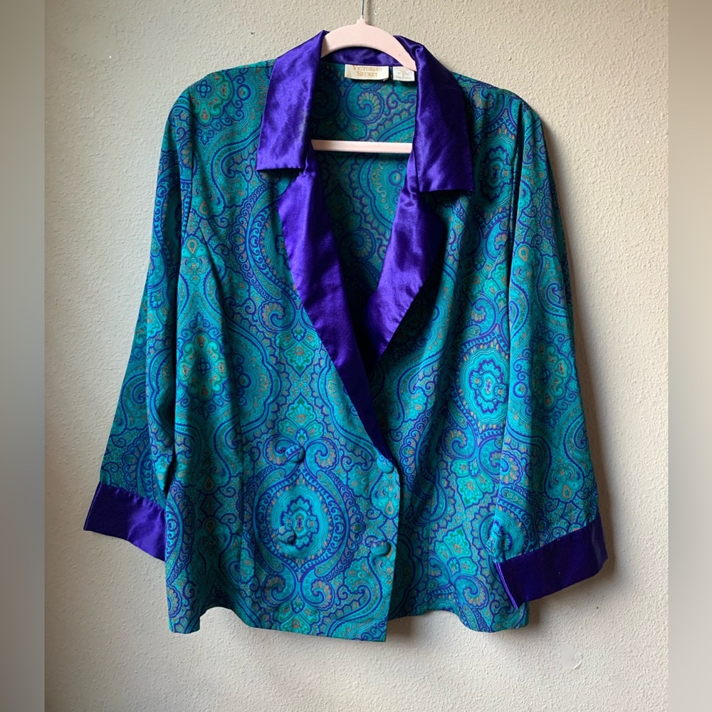 Victoria’s Secret vintage Paisley Print double breasted pj/blazer. Size S.